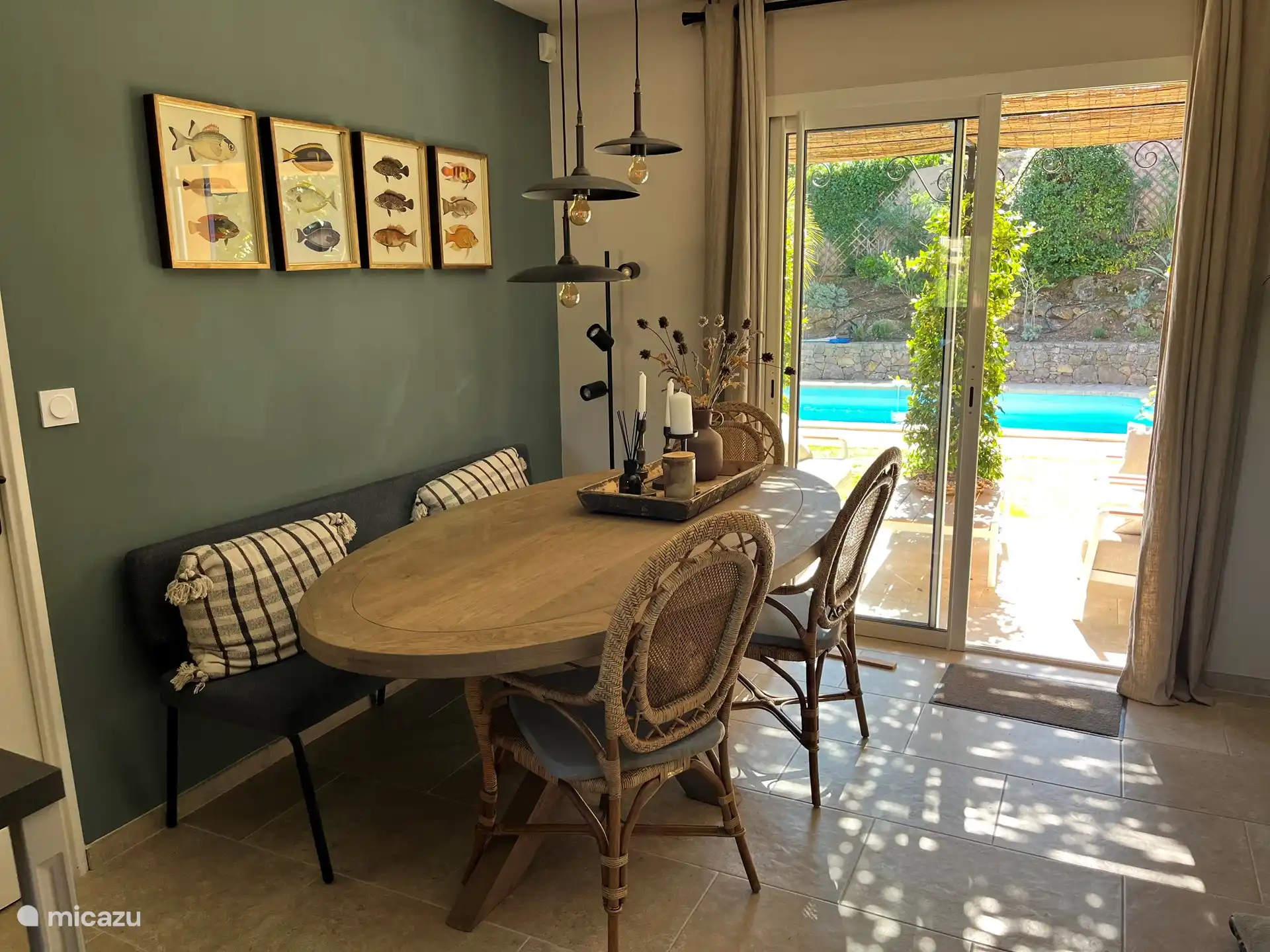 coin salon pour 6 personnes dans la cuisine