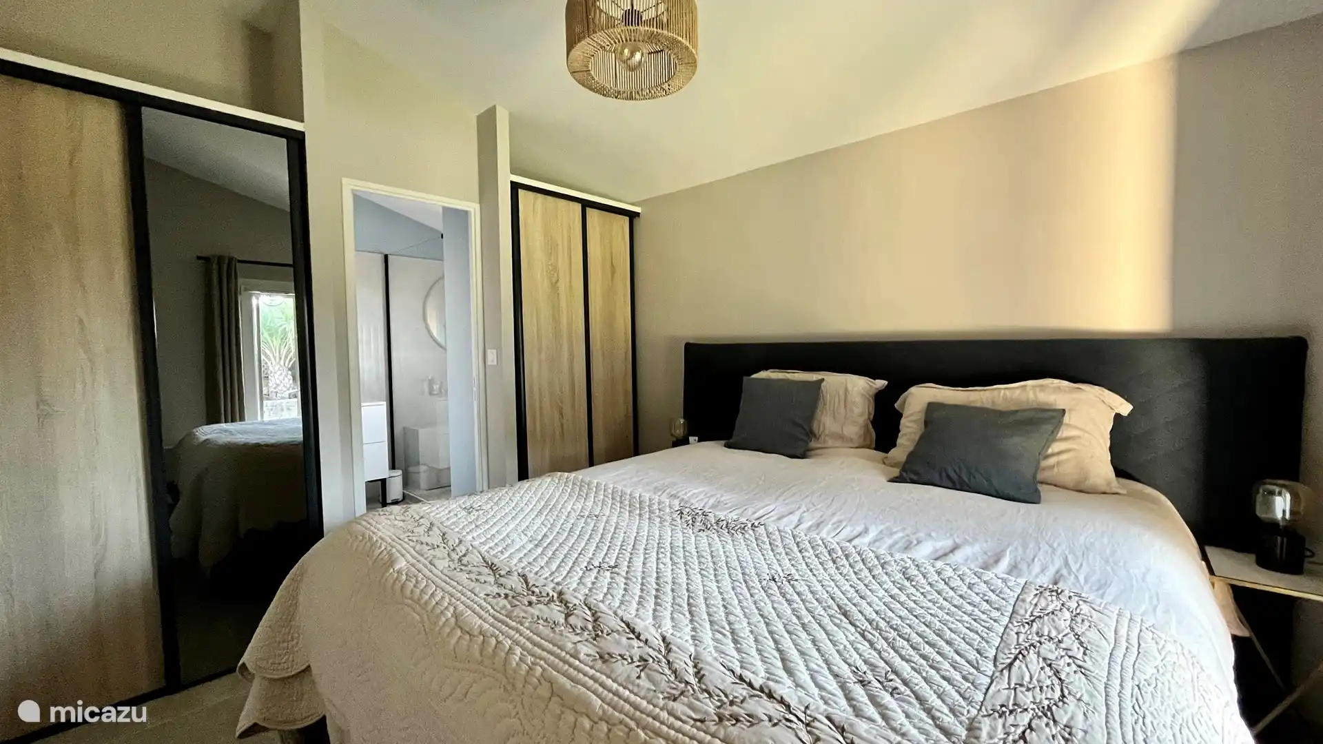 Chambre au rez-de-chaussée. Le lit a maintenant été déplacé à l’étage et remplacé par un lit de 160 pour plus de ruine de marche 