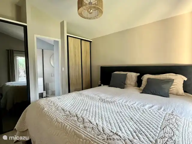 Villa Mont Cabasse en Francia, Costa Azul, Sainte-Maxime - villa Dormitorio en planta baja. La cama ahora se ha movido al piso de arriba y se ha reemplazado por una cama de 160 para más ruinas para caminar