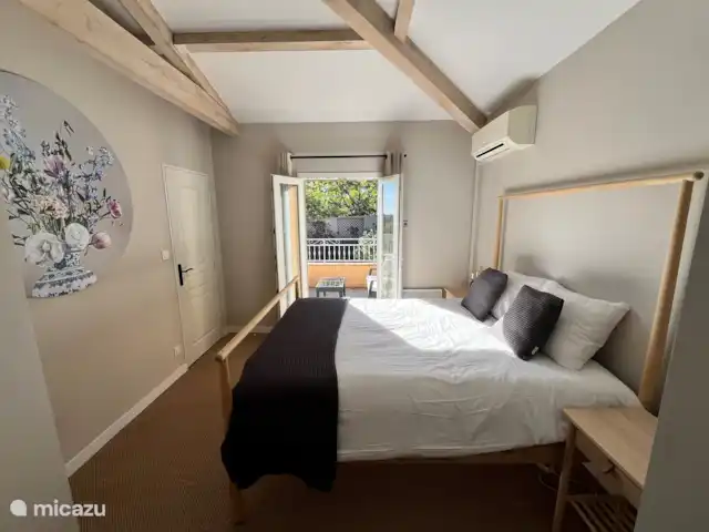 Villa Mont Cabasse en Francia, Costa Azul, Sainte-Maxime - villa Dormitorio 2, trasero con balcón y pequeña vista al mar