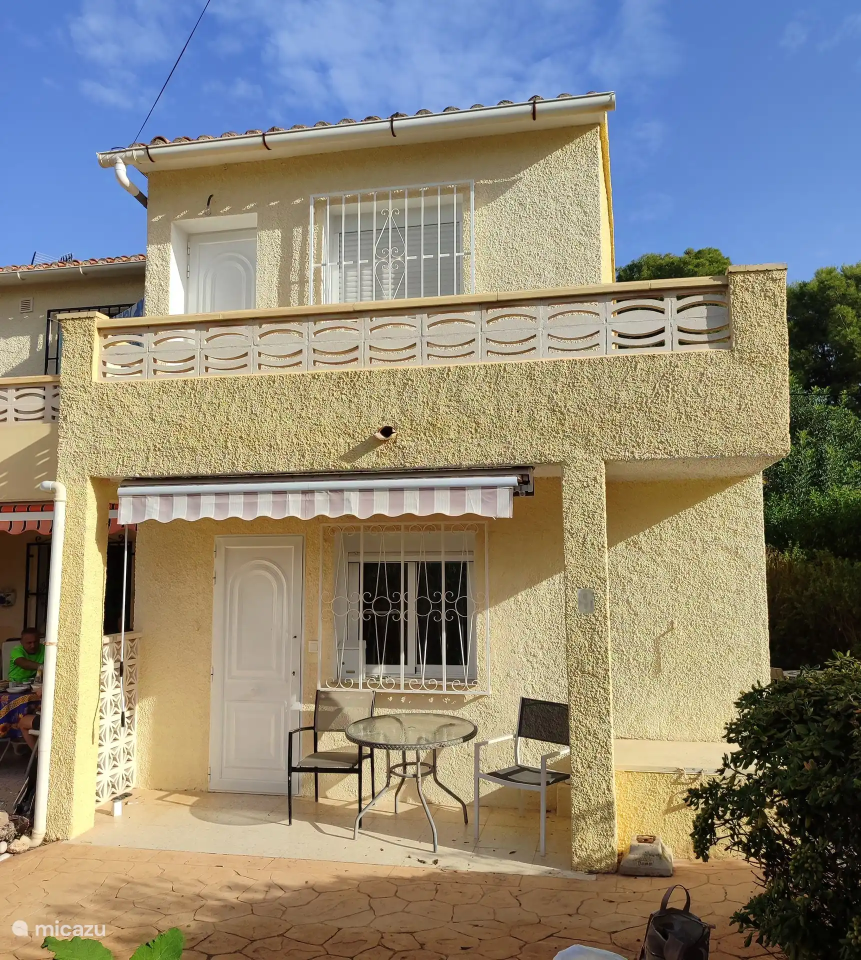 Maison d’angle, entrée avec terrasse