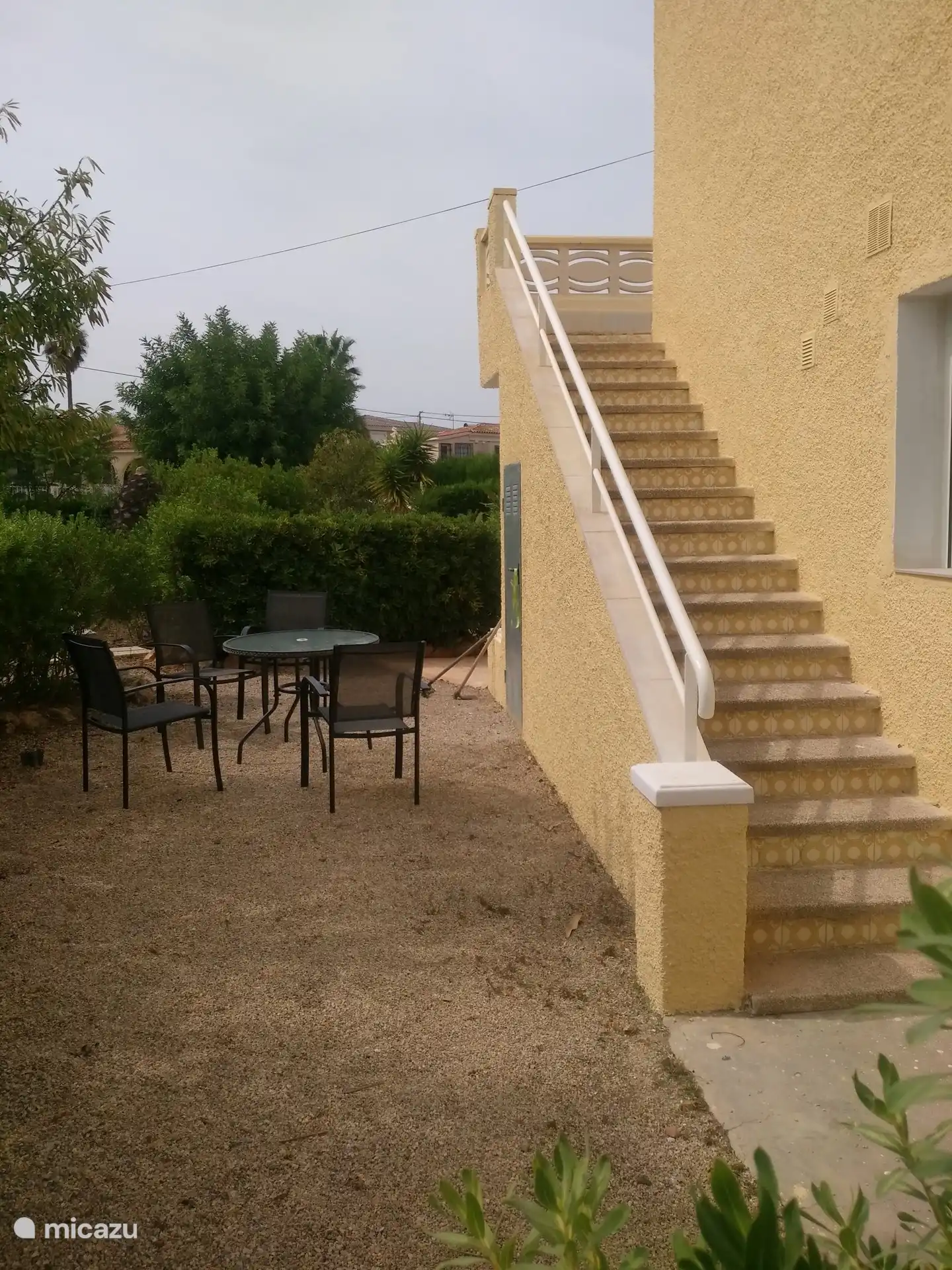 escalier menant à la terrasse et à la deuxième chambre à l’étage, cette pièce est bien sûr également accessible de l’intérieur