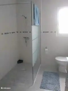 Douche à l’italienne à l’étage près des chambres