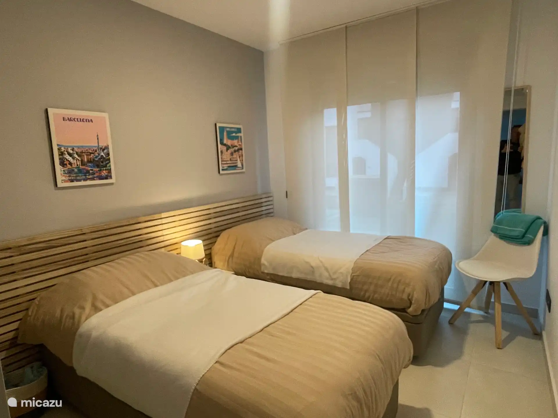 De logeer of kinderkamer is voorzien van 2 losse bedden en grote inbouw kledingkast. Uiteraard is er een automatische airco die tevens kan verwarmen.