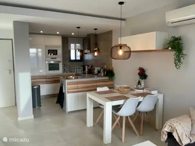 Penthouse Casa Isabella | Espagne, Costa Blanca, Torrevieja - appartement Cuisine ouverte avec table à manger confortable (extensible). 
La cuisine est équipée de toutes les commodités et appareils comme vous en avez l’habitude à la maison. Et bien sûr, il y a un lave-vaisselle disponible. ;-)