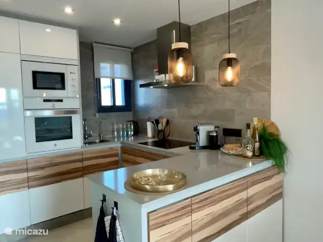 Penthouse Casa Isabella | Espagne, Costa Blanca, Torrevieja - appartement La cuisine ouverte avec un éclairage confortable et bien sûr tous les ustensiles de cuisine nécessaires. Rien ne manque.