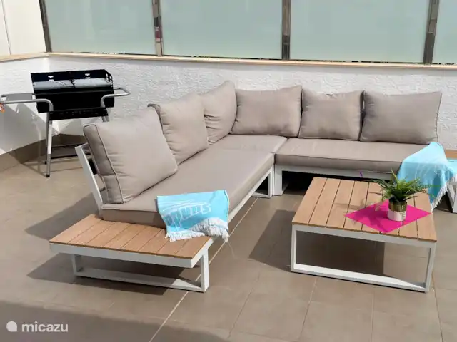 Penthouse Casa Isabella | Espagne, Costa Blanca, Torrevieja - appartement Sur le toit-terrasse, vous trouverez un joli coin salon et bien sûr un barbecue.
