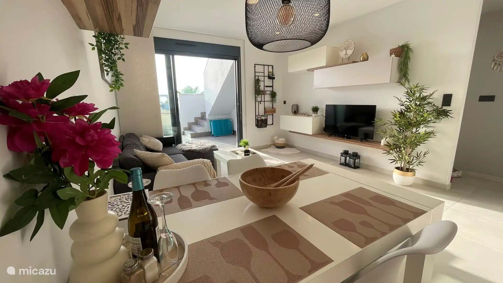 Das Wohnzimmer ist gemütlich und modern eingerichtet, so dass Ihnen auch die inneren Momente ein wunderbares Urlaubsgefühl vermitteln.
Auch im Fernsehen müssen Sie auf nichts verzichten, denn alle Ihre Lieblingssender aus allen Ländern können live geschaut werden.