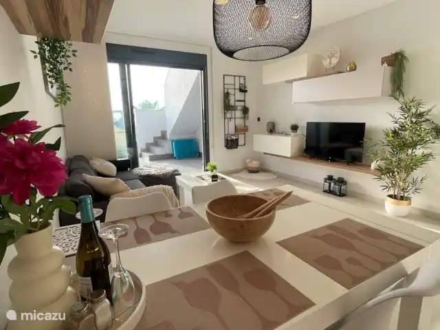 Penthouse Casa Isabella | Espagne, Costa Blanca, Torrevieja - appartement Le salon est confortable et moderne, de sorte que même les « moments intérieurs » vous donnent un merveilleux sentiment de vacances.
Vous n’avez rien à manquer à la télévision non plus, car toutes vos chaînes préférées de tous les pays peuvent être regardées en direct.
