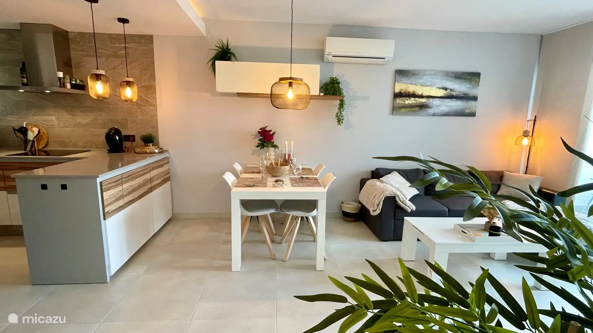 Unsere gemütliche offene Küche, Wohnzimmer mit ausziehbarem Esstisch und Schlafsofa.
Die Schlafcouch bietet Platz für eine 5. Person.