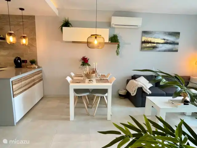 Penthouse Casa Isabella | Espagne, Costa Blanca, Torrevieja - appartement Notre cuisine ouverte confortable, salon avec table à manger extensible et canapé-lit.
Le canapé-lit offre de la place pour une 5ème personne.
