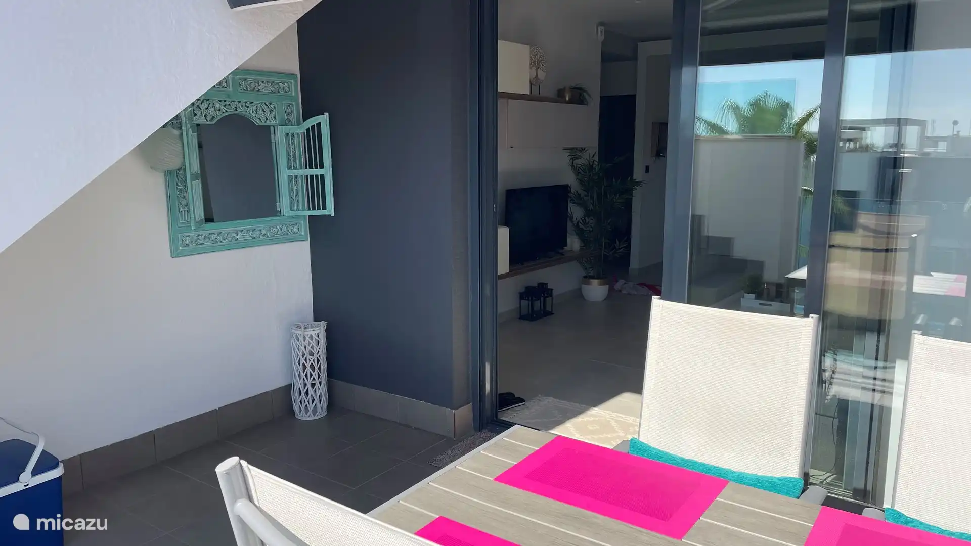 Gemütlicher Ausblick von der Terrasse. Hier können Sie morgens in der ersten Sonne frühstücken. Selbstverständlich steht eine Markise zur Verfügung, wenn es etwas zu sonnig ist.