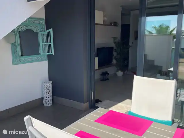 Penthouse Casa Isabella | Espagne, Costa Blanca, Torrevieja - appartement Vue confortable depuis la terrasse. Ici, vous pouvez prendre le petit-déjeuner le matin au premier soleil. Bien sûr, il y a un auvent disponible pour quand il fait un peu « trop » ensoleillé.