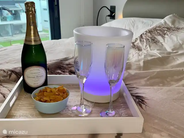 Penthouse Casa Isabella | Espagne, Costa Blanca, Torrevieja - appartement Chambre principale avec grande armoire intégrée et salle de bain privée et coffre-fort.