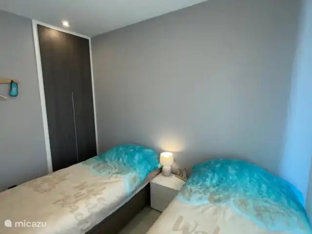 Penthouse Casa Isabella | Espagne, Costa Blanca, Torrevieja - appartement Chambre II. Cette chambre dispose de deux lits simples avec table de chevet, d’une grande armoire intégrée avec espace pour suspendre et poser les vêtements, du chauffage et de la climatisation.