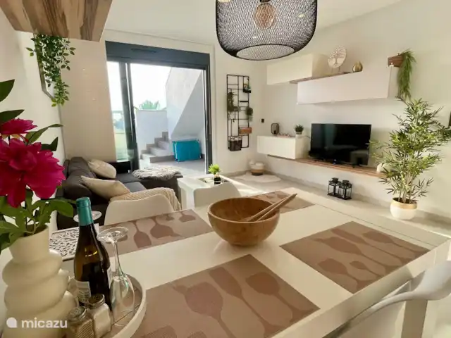 Penthouse Casa Isabella | Espagne, Costa Blanca, Torrevieja - appartement Le salon moderne et confortable a été relooké très récemment. Celui-ci est équipé de toutes les commodités, y compris une télévision avec toutes les chaînes possibles de nombreux pays. La table à manger est extensible, ce qui permet d’accueillir 5 à 6 personnes. 
Le salon est adjacent au porche avec le soleil du matin.