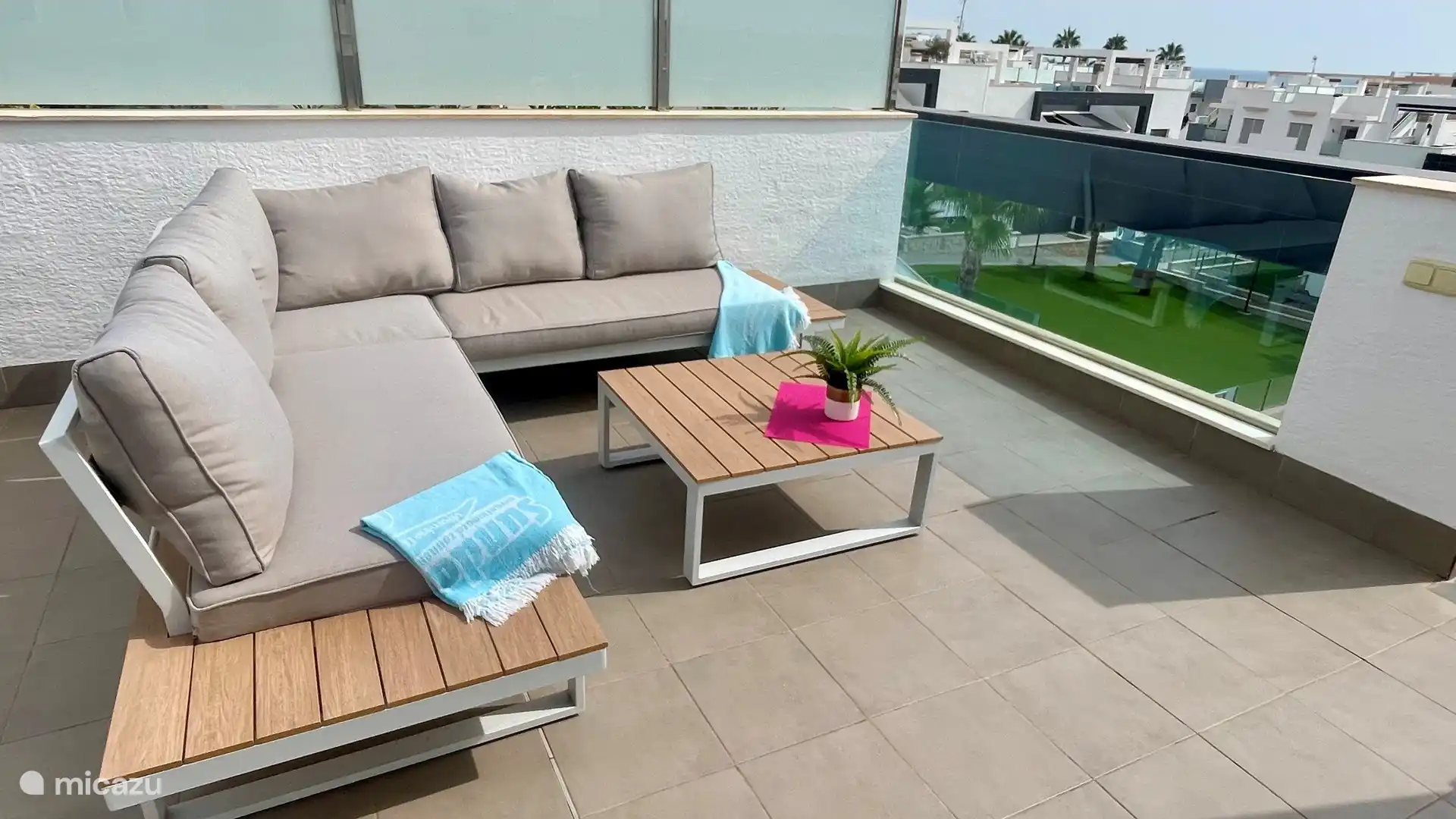 Unsere Dachterrasse ist mit einem luxuriösen Lounge-Set mit direktem Meerblick und einem Garten mit Schwimmbad ausgestattet.