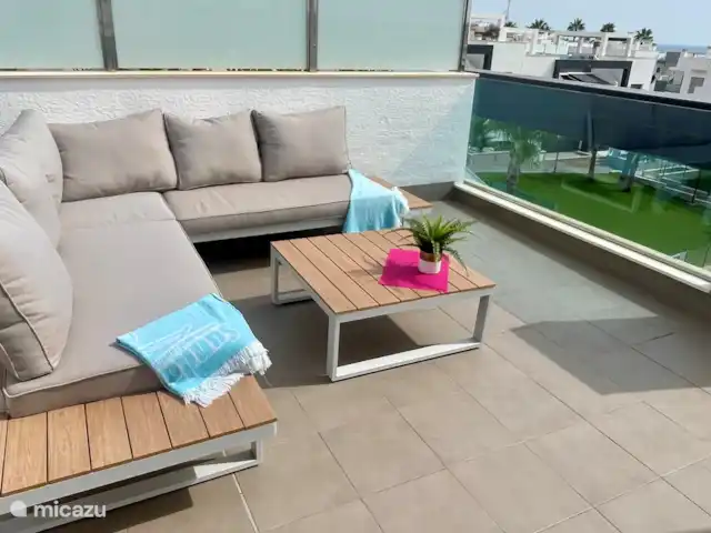 Penthouse Casa Isabella | Espagne, Costa Blanca, Torrevieja - appartement Notre terrasse sur le toit est équipée d’un luxueux salon avec vue directe sur la mer et jardin avec piscine.