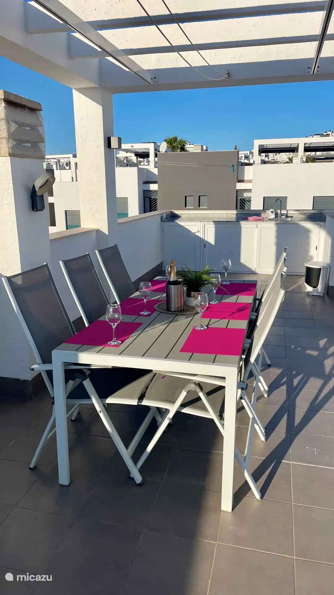 Schönes langes Essen oder BBQ und mit Familie oder Freunden. Oder einfach nur ein Glas Wein in der Sonne. Es ist alles möglich.