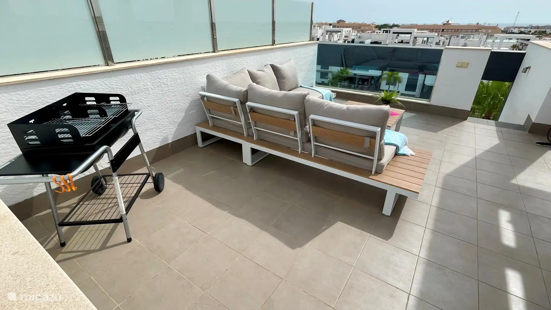 Unsere Dachterrasse ist mit einem luxuriösen Lounge-Set mit direktem Meerblick und einem Garten mit Swimmingpool ausgestattet. Die Terrasse ist durch eine Glaswand von den Nachbarn getrennt.