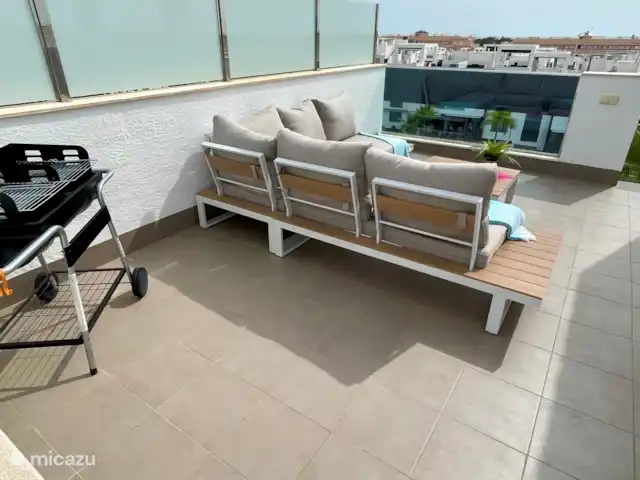 Penthouse Casa Isabella | Espagne, Costa Blanca, Torrevieja - appartement Notre terrasse sur le toit est équipée d’un luxueux salon avec vue directe sur la mer et jardin avec piscine. La terrasse est séparée des voisins par une paroi vitrée.