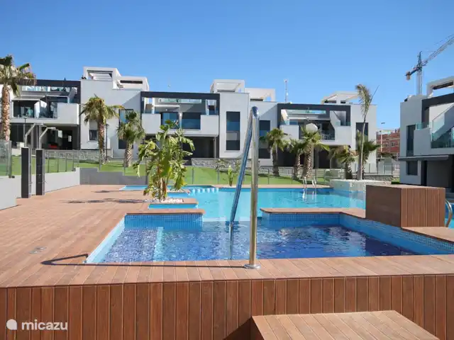 Penthouse Casa Isabella | Espagne, Costa Blanca, Torrevieja - appartement Piscine avec très grand jacuzzi et douches.