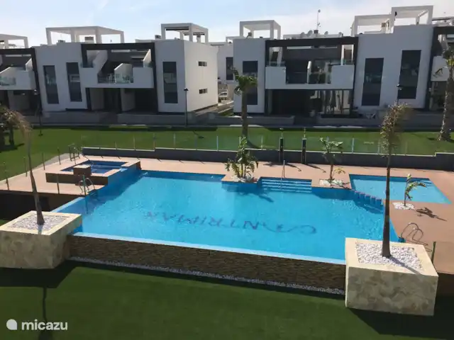 Penthouse Casa Isabella | Espagne, Costa Blanca, Torrevieja - appartement Vue sur la piscine depuis le salon et la chambre principale.