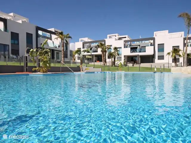 Penthouse Casa Isabella | Espagne, Costa Blanca, Torrevieja - appartement Ambiance vacances ! Grande piscine avec jacuzzi, bassin séparé pour enfants, douches et cascade.