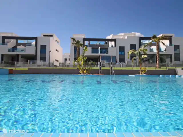 Penthouse Casa Isabella | Espagne, Costa Blanca, Torrevieja - appartement La piscine et l'appartement.