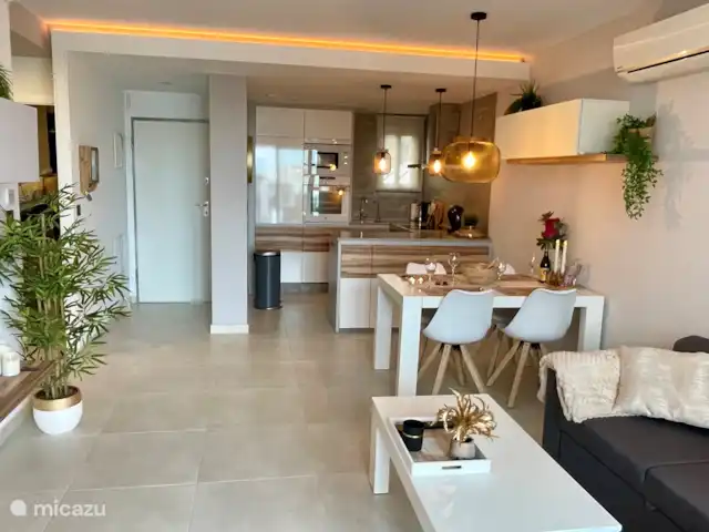 Penthouse Casa Isabella | Espagne, Costa Blanca, Torrevieja - appartement Notre salon confortable et accueillant avec cuisine ouverte. L’éclairage d’ambiance apporte un accent romantique ;-)