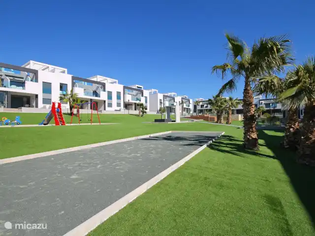 Penthouse Casa Isabella | Espagne, Costa Blanca, Torrevieja - appartement Jardin avec terrain de jeu de boules, aire de jeux pour enfants et bac à sable.