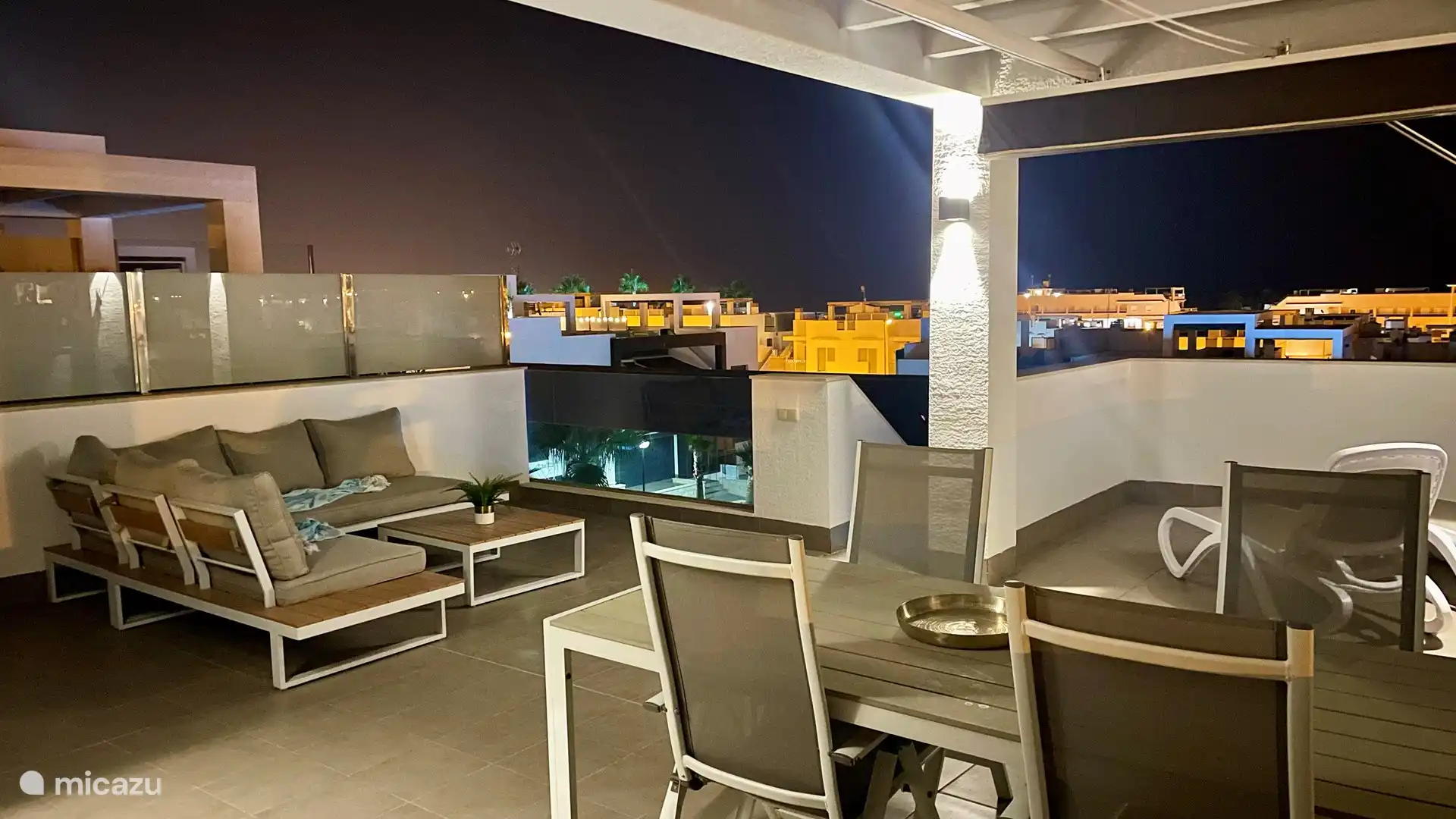 Torrevieja bei Nacht. Von der Dachterrasse aus haben Sie sowohl tagsüber als auch abends einen fantastischen Blick auf Torrevieja.