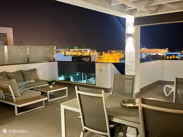 Penthouse Casa Isabella | Espagne, Costa Blanca, Torrevieja - appartement Torrevieja de nuit. De la terrasse sur le toit, vous avez une vue fantastique sur Torrevieja pendant la journée mais aussi le soir.