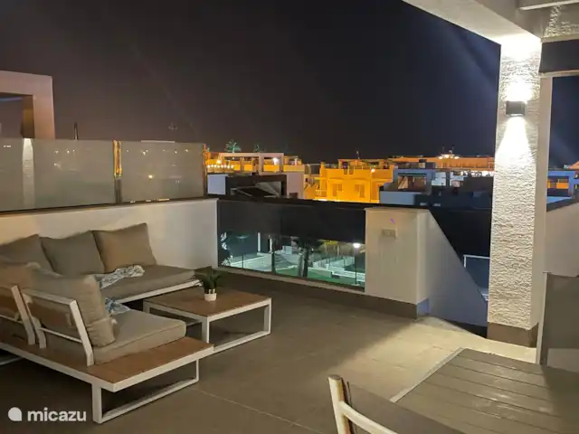 Penthouse Casa Isabella | Espagne, Costa Blanca, Torrevieja - appartement Terrasse sur le toit avec table à manger et salon.