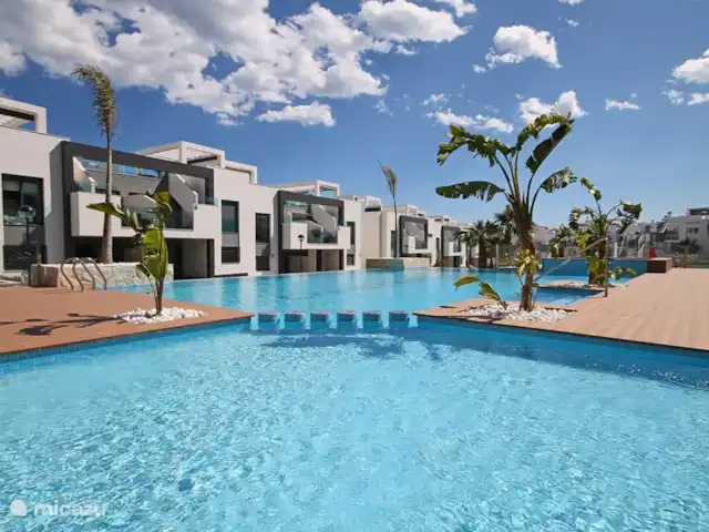 Penthouse Casa Isabella | Espagne, Costa Blanca, Torrevieja - appartement Vue de la piscine pour enfants sur le jardin et les appartements.
