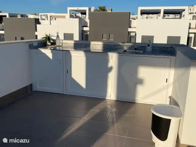 Penthouse Casa Isabella | Espagne, Costa Blanca, Torrevieja - appartement Cuisine extérieure avec machine à laver et évier.