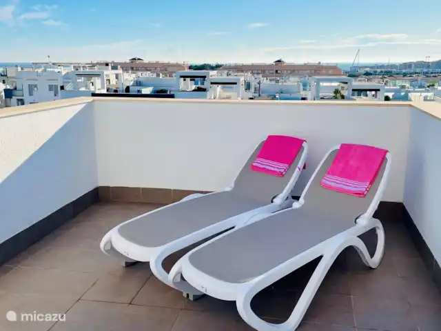 Penthouse Casa Isabella | Espagne, Costa Blanca, Torrevieja - appartement Vous pourrez profiter du soleil pendant des heures sur les transats confortables.