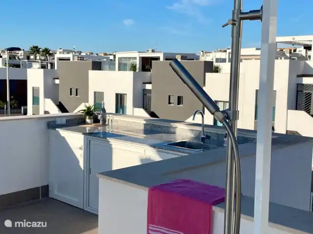 Penthouse Casa Isabella | Espagne, Costa Blanca, Torrevieja - appartement Prenez une bonne douche en plein air et profitez du soleil. Ou préparez vos plats pour le barbecue sur la cuisine extérieure et profitez du dernier soleil sur la terrasse sur le toit.