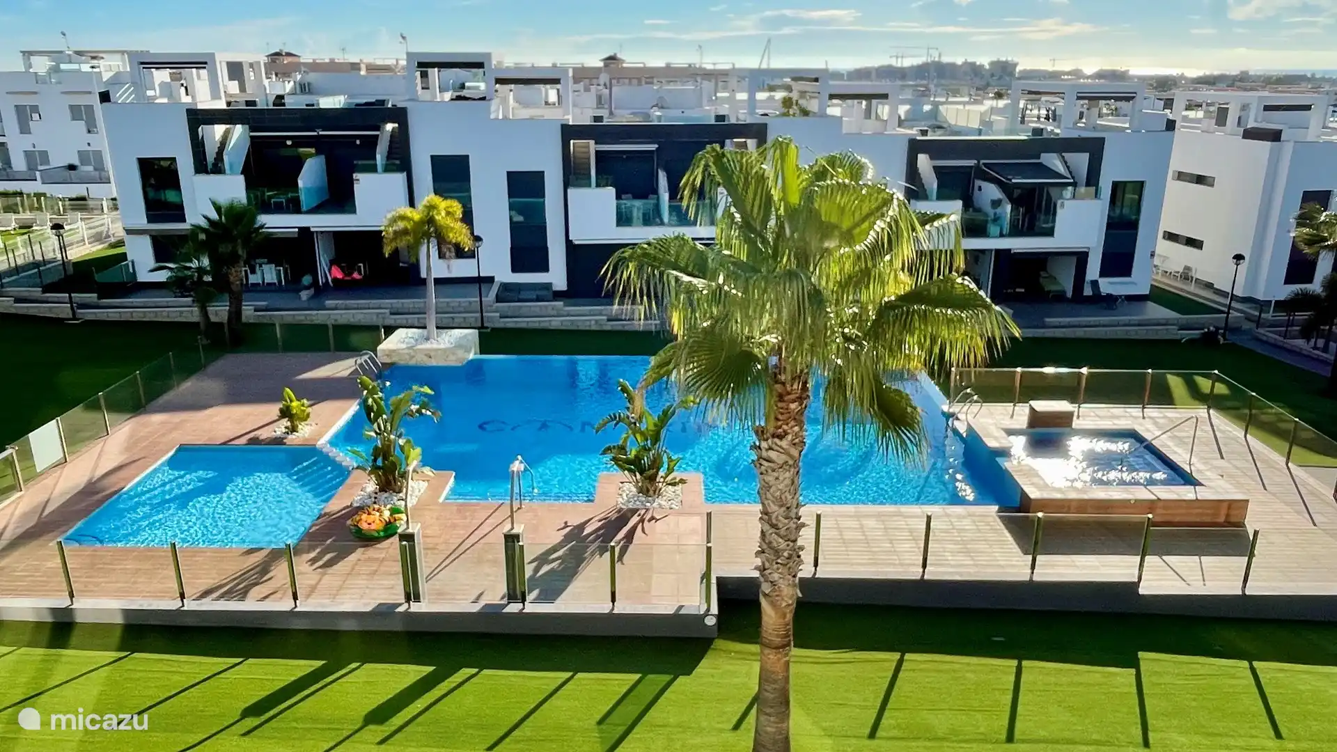 Blick von der Terrasse auf den Garten und das (Kinder-)Schwimmbad.