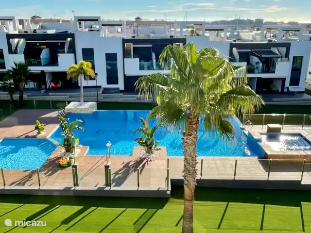 Penthouse Casa Isabella | Espagne, Costa Blanca, Torrevieja - appartement Vue depuis la terrasse sur le jardin et la piscine (pour enfants).