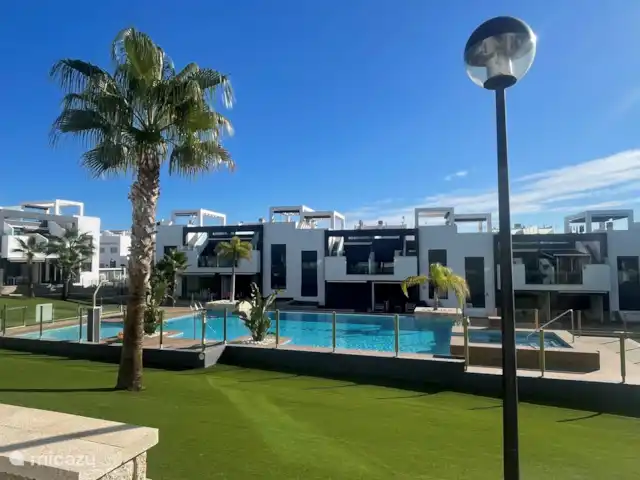 Penthouse Casa Isabella | Espagne, Costa Blanca, Torrevieja - appartement Le jardin et la piscine sont spacieux et donnent une véritable sensation d’Oasis.