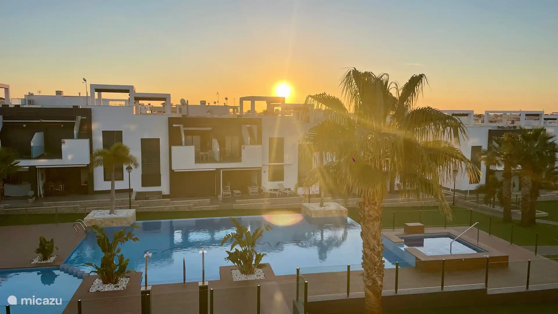 Guten Morgen Torrevieja! Die aufgehende Sonne am Morgen im Schlaf- und Wohnzimmer. Das ist ein schönes Erwachen ;-)