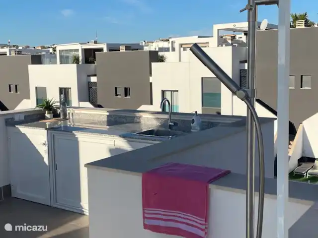 Penthouse Casa Isabella | Espagne, Costa Blanca, Torrevieja - appartement Notre cuisine extérieure et notre belle douche avec de l’eau chaude et froide.
