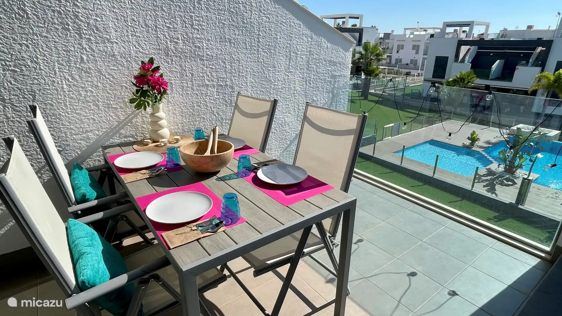 Auf der Terrasse im Erdgeschoss gibt es jeden Morgen die Morgensonne, in der es sich köstlich frühstücken lässt.
Selbstverständlich gibt es eine Markise zum Sonnenschutz.