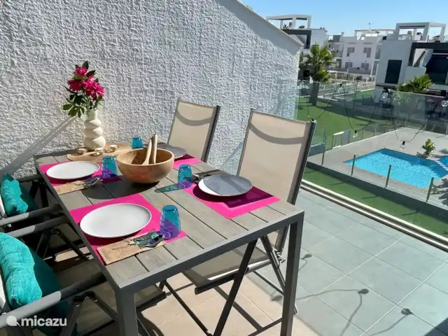 Penthouse Casa Isabella | Espagne, Costa Blanca, Torrevieja - appartement Sur la terrasse en bas, il y a le « soleil du matin » tous les matins dans lequel il est délicieux de prendre le petit-déjeuner.
Bien sûr, il y a un auvent pour la protection solaire.