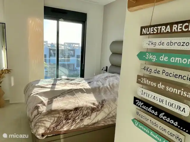 Penthouse Casa Isabella | Espagne, Costa Blanca, Torrevieja - appartement La chambre principale avec lit double, placards et coffre-fort.
Cette chambre dispose d’une salle de bain attenante avec douche et toilettes.
Bien sûr, cette chambre dispose d’un climatiseur qui peut à la fois refroidir et chauffer.