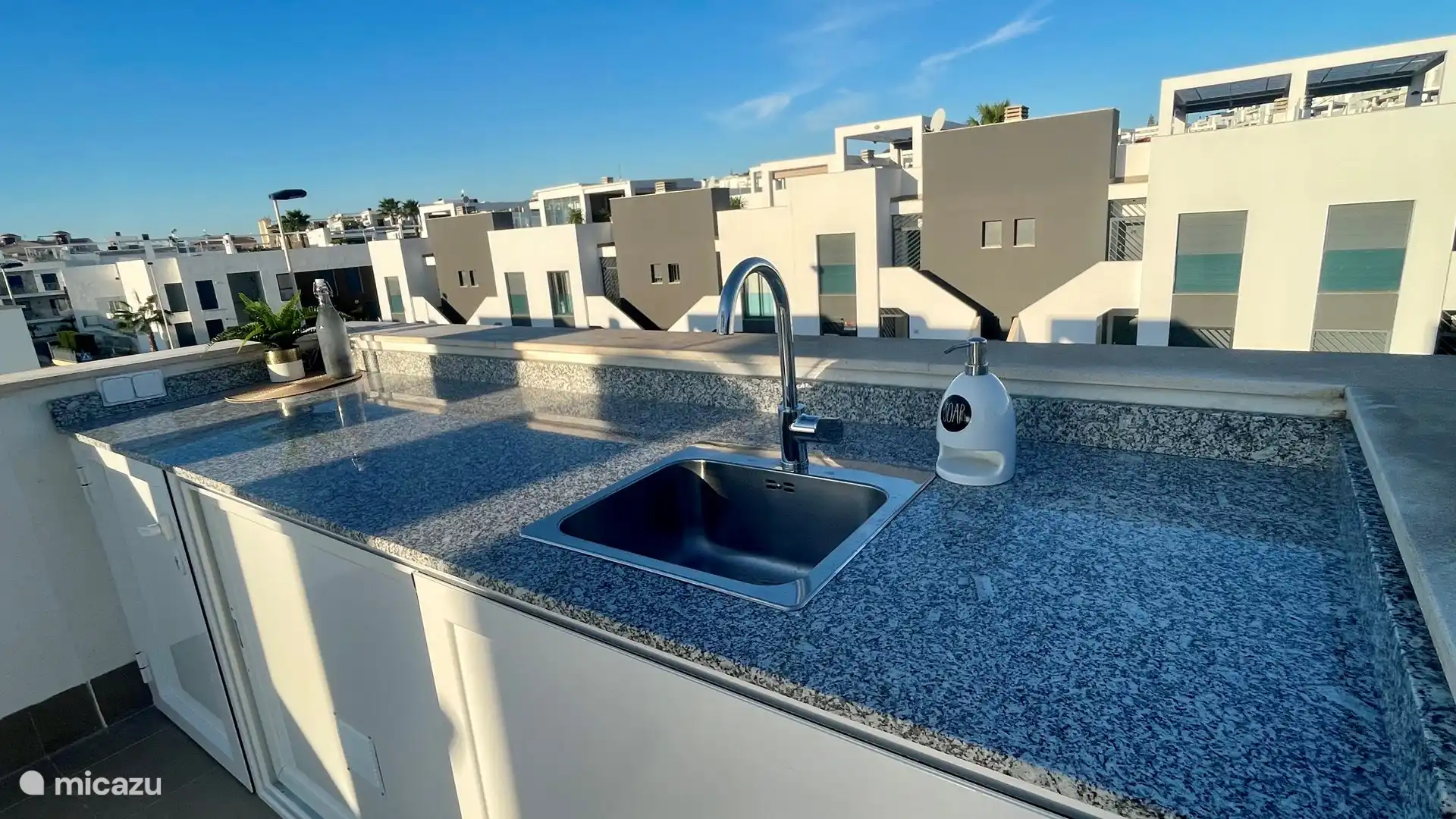 
Unsere Waschmaschine befindet sich in der Außenküche.