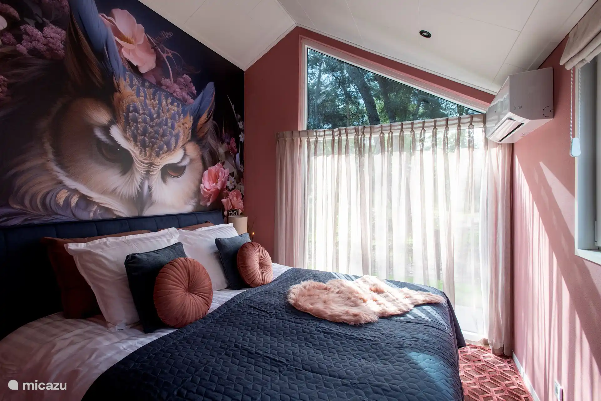 OWL-ROOM slaapkamer met groot 2persoons Boxspring bed