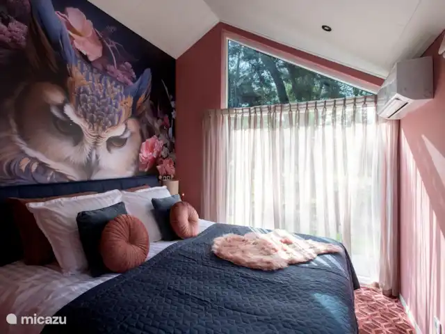 Royal Resort Cosy Cabin Deluxe huren in Nederland, Overijssel, Haarle - chalet OWL-ROOM slaapkamer met groot 2persoons Boxspring bed