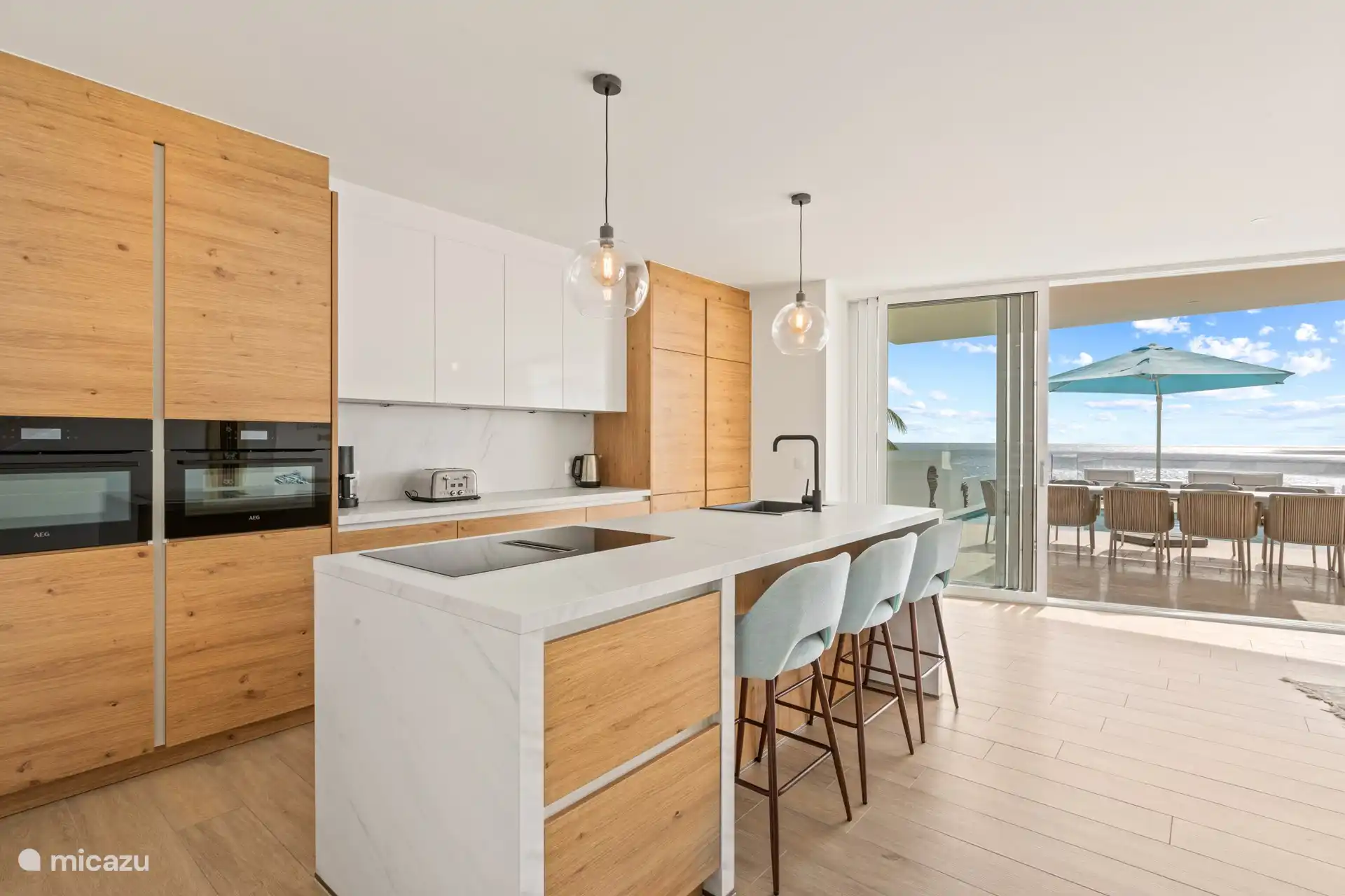 Moderne offene Küche, komplett ausgestattet. 
